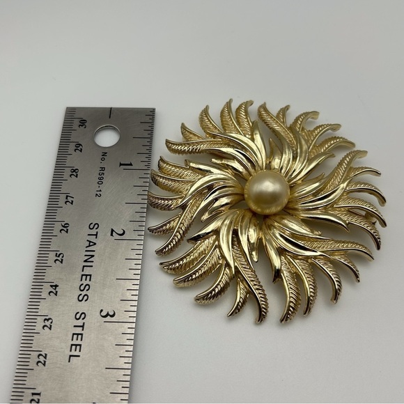 Vintage Cathe Gold Tone Sun Burst Flower Faux Pearl Large Rhinestone Brooch - Picture 6 of 6